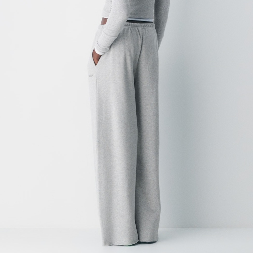 Aritzia Cozy Sweatfleece Mega Flutter™ Sweatpant in Heather Chrome - Picture 4 of 9